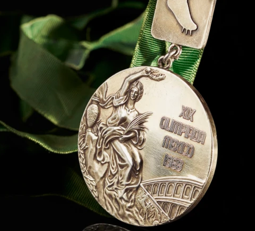 bob-beeamon-gold-medal.png