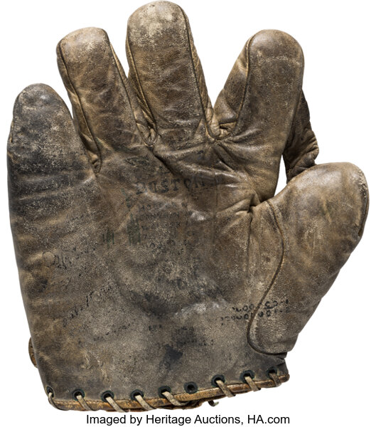 Babe-Ruth-glove-1916.jpg
